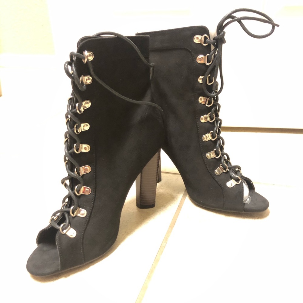Truffle, size 8, 4.5” heel, lace up booties